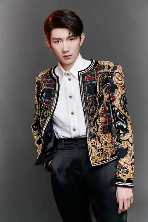 《明星图集》高清中国内地男歌手演员王源刺绣西装帅气写真图片图片