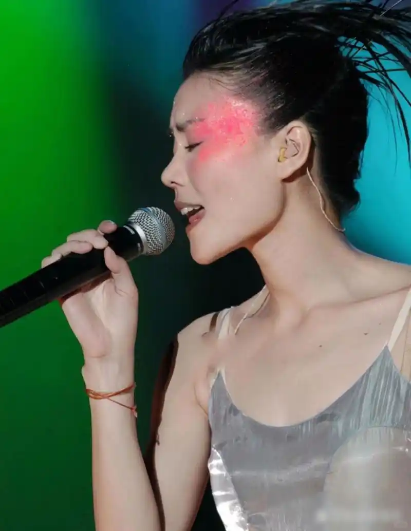 搜了一下王菲年轻时候的照片,那时候的她明眸酷齿的确实好看 嘴巴还