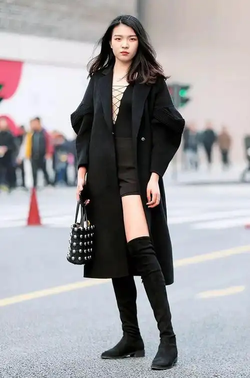 第一,黑色是非常经典百搭的颜色,日常生活中,一双黑色的过膝靴不仅