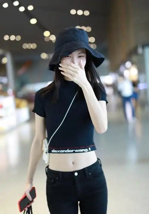 金晨的高挑身材藏不住了,穿着运动露脐背心出门,小蛮腰好抢镜|露脐装