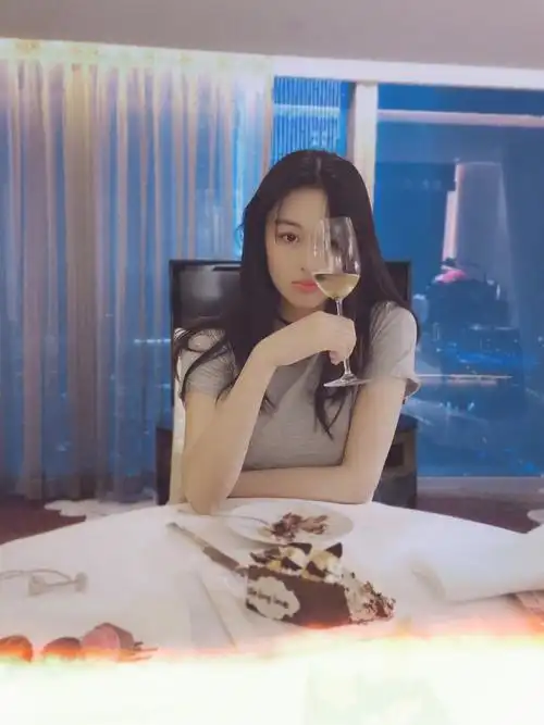 张馨予何捷排队吃饭被偶遇与亲友聚餐她大肚子消失身形消瘦