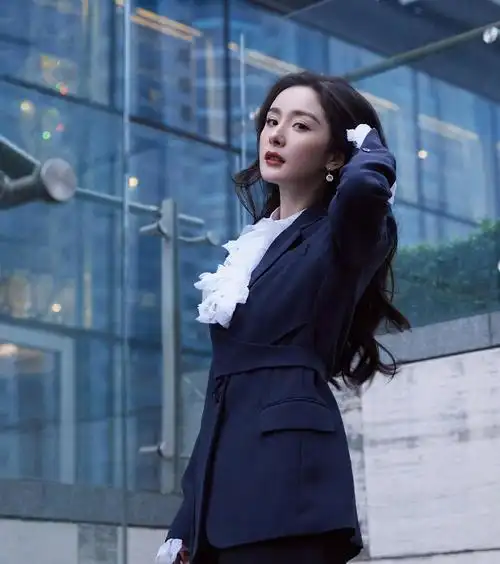 杨幂的时尚功底也不浅,她的穿搭风格可以在甜美风和性感风之间来回