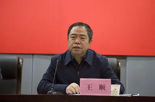 我校举行新党员入党集中宣誓仪式暨专题报告会