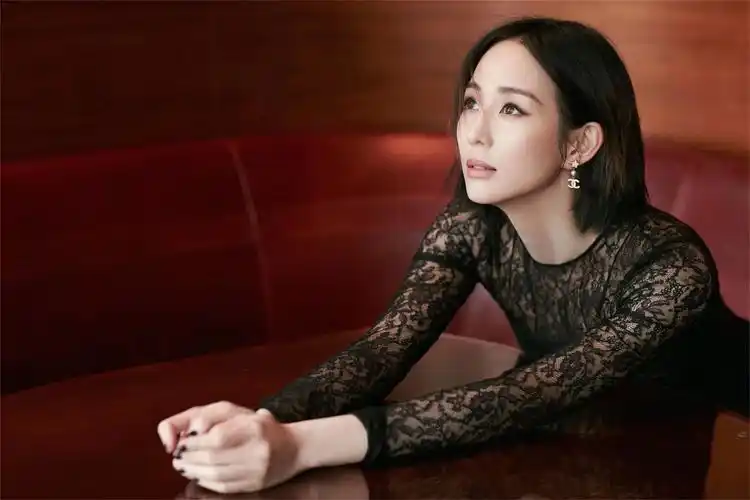 张钧甯出席cosmo时尚盛典 自信无畏倡行环保时尚