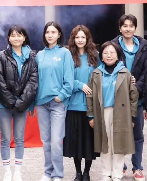 43岁宋佳与31岁钟楚曦同框我终于明白颜值在气质面前微不足道