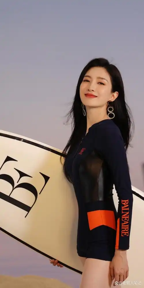 江疏影罕见秀身材,身穿火龙果泳装,满满的夏日风情