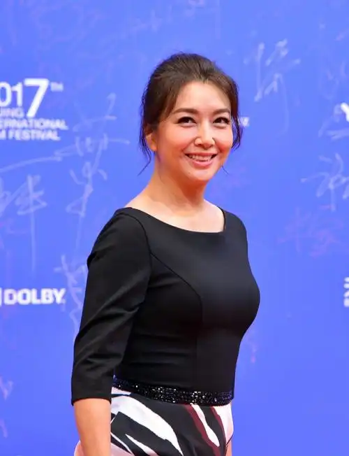 脑门前的刘海还注入了一份温柔,甜美,好有女人味