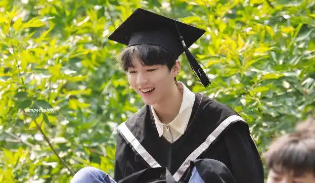 王俊凯回北电拍毕业照穿学士服仪式感满满同框女生颜值都好高