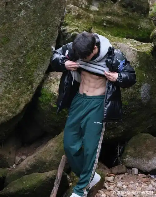 颜帅条顺的骑行小哥,拥有绝品小腹肌,老阿姨的尖叫控制不住了!