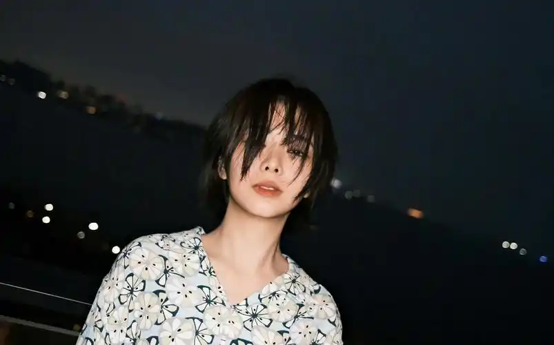 谭松韵晒海边随拍复古碎花衬衫俏丽清爽的短发