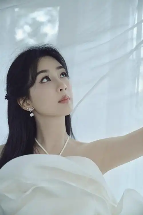 杨紫穿花朵白裙露香肩美腿半扎长发显温柔