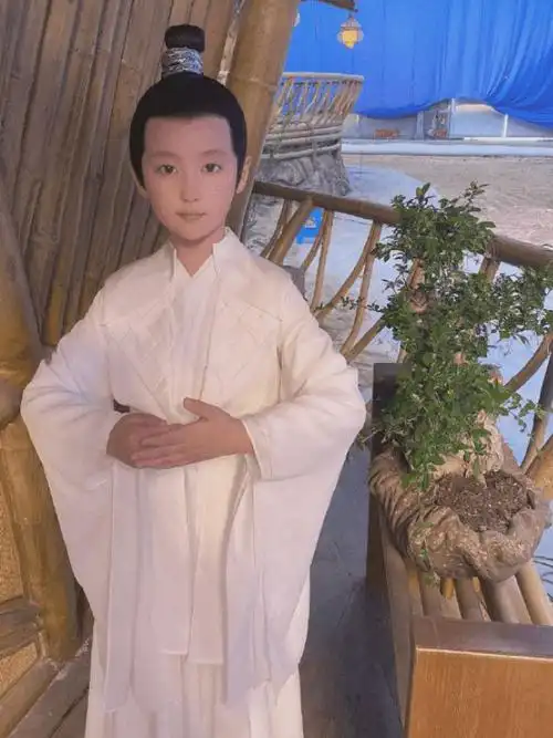 被易烊千玺照顾的男孩长大了,身穿古装玉树临风,看清正脸:男神|童星