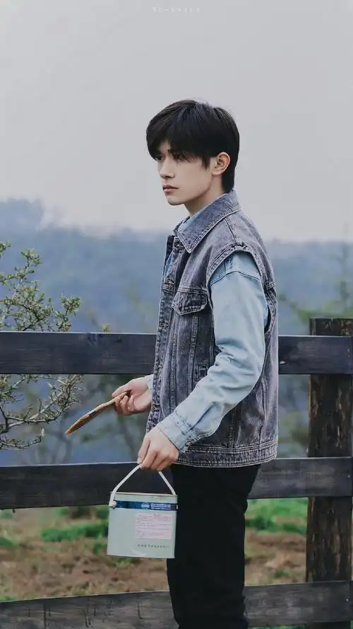 易烊千玺牛仔叠穿