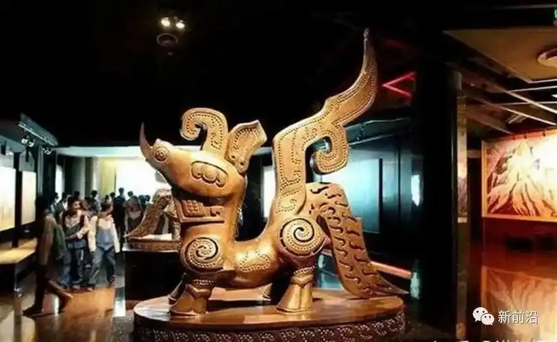 三星堆的"青铜神鸟"与《山海经》所称羽饰华丽的五彩鸟极为相似,而