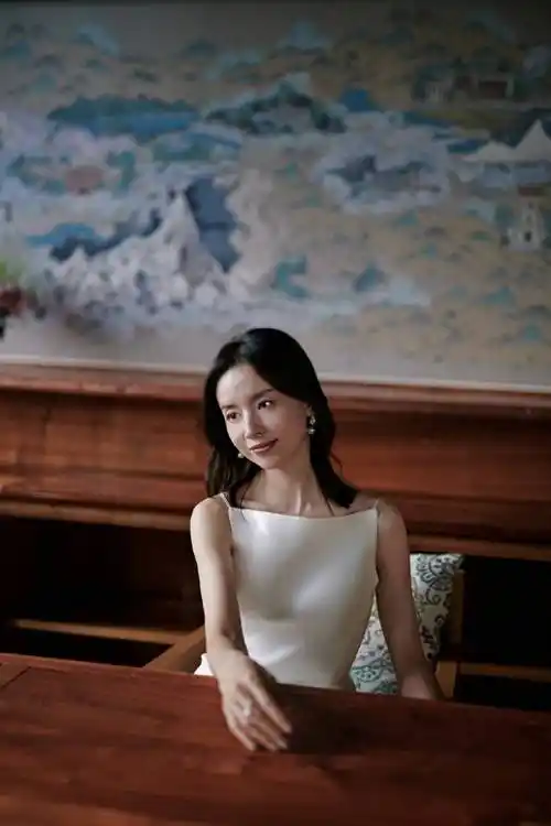 董洁一袭白裙清纯靓丽,剪锁骨发美回当年冷清秋_裙子_女性_款式