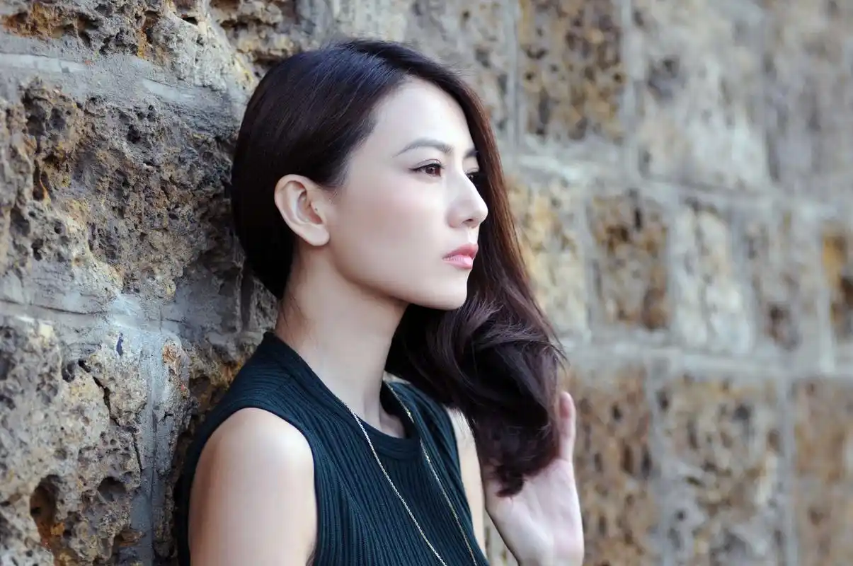 求这张高圆圆壁纸的侧脸照_百度知道