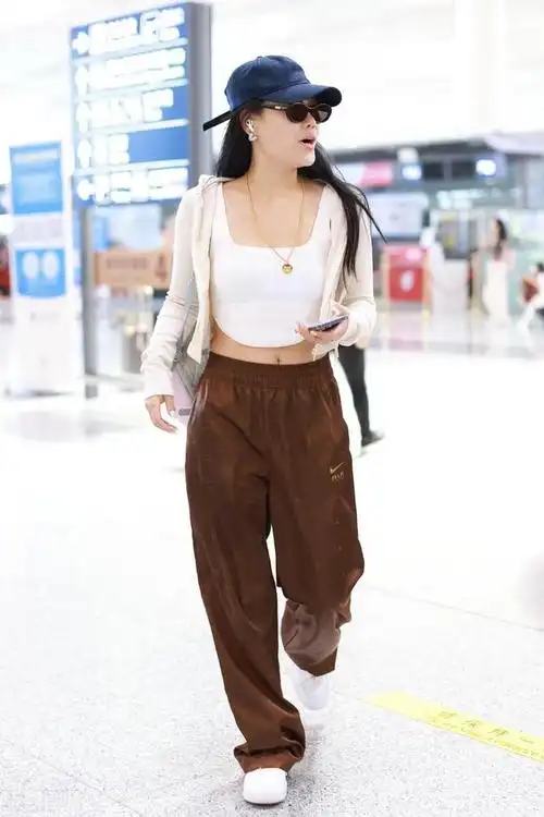袁娅维亮相北京机场她这次搭配的很有清凉感