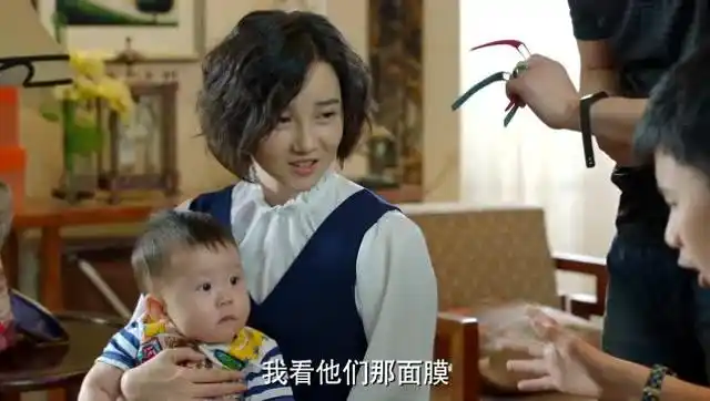 小别离张小宇给刘蒂娜礼物两人冰释前嫌让张亮忠很是欣慰