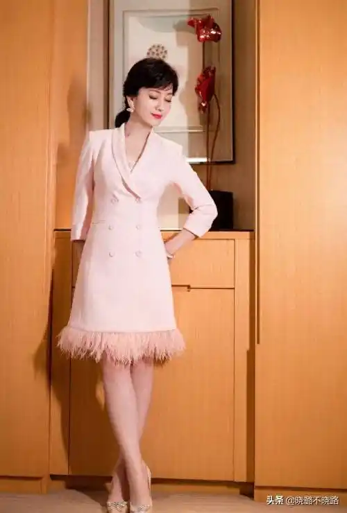 看了赵雅芝的穿搭,才发现:60岁女人穿花花绿绿,不俗气反而时髦_效果