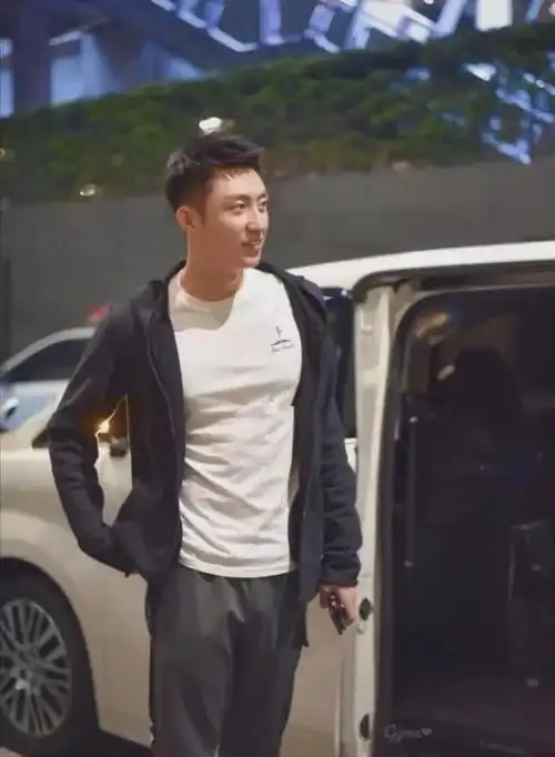 黄景瑜跨年晚会裤子太紧好身材一览无遗