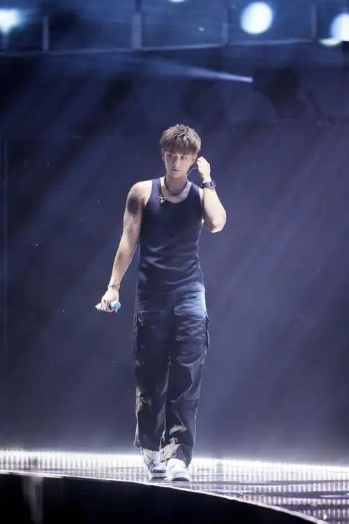 黄子韬白色情人舞台下雪了##黄子韬落雪氛围感舞台