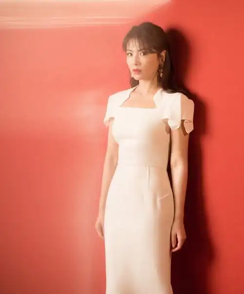 刘涛直播造型很精致!印花衬衫搭黑色皮短裙,自带亲和力