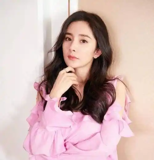 原创穿衣打扮猜恋情为什么杨幂最近总是穿粉色走少女风