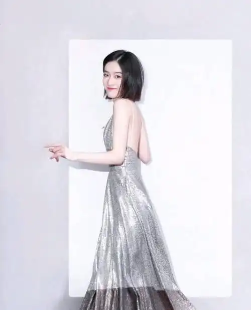 22岁张雪迎穿亮片吊带裙优雅又时尚美丽笑起来可真迷人