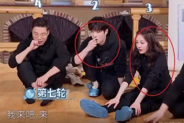 原创迪丽热巴当众脱外套张艺兴的反应男友力十足小岳岳都一脸吃瓜