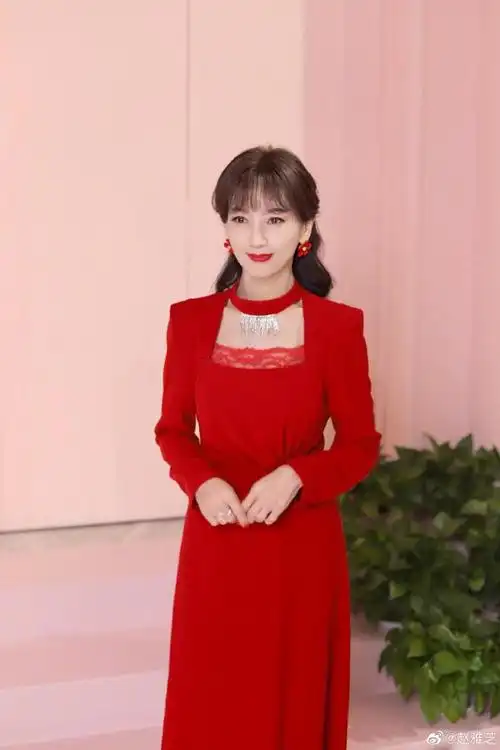 岁月不败真美人!赵雅芝庆祝70岁生日,穿红裙戴皇冠优雅端庄