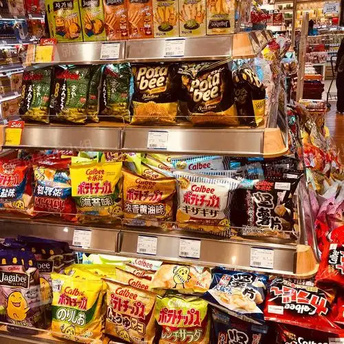 昨天拍的,整整齐齐摆放的膨化食品总会让人心情变好