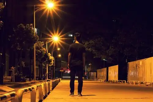 夜晚一个人的孤独说说