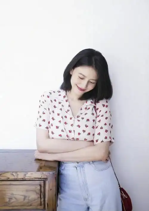 41岁高圆圆穿碎花连衣裙搭配开衫,气质依然惊艳! 明星搭配 第14张