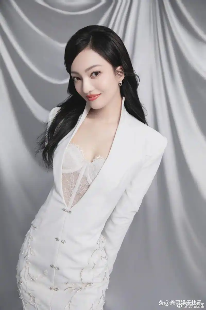 张韶涵有料,娇小身材,玲珑剔透,性感款礼服衬托自信笑容