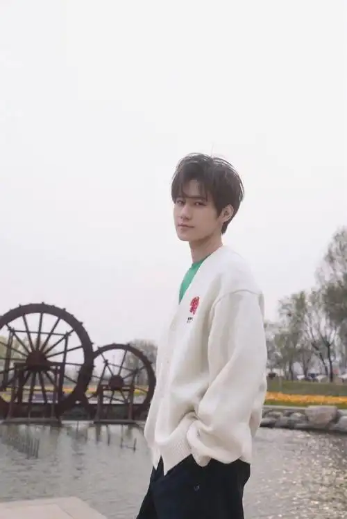 毛衣#春天和@时代少年团-张真源一起来啦～水边春日随拍氛围感满满