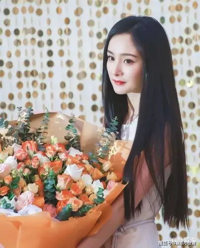 杨幂出席活动路透,黑色长直发女神范十足,侧脸生图颜值太绝了