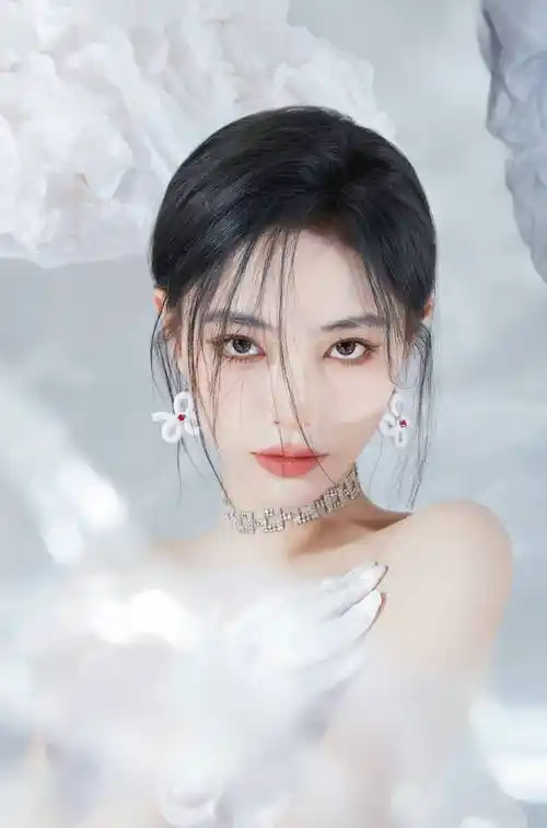 许佳琪黑白抹胸短裙 气质清冷性感又高贵