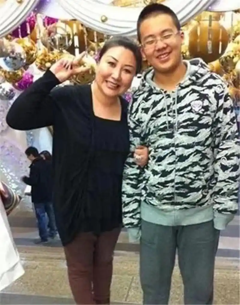 郭麒麟成名后,给远在日本的母亲胡中惠打电话:"妈,您回来吧,儿子现在