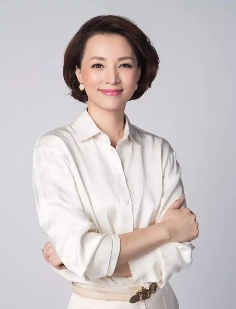 90年代的董卿,20多岁的她,青春年华,风华正茂,年轻时的她非常漂亮,但