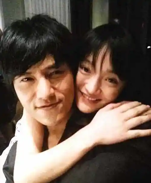 周迅陈坤新年亲密合影,被调侃像老夫老妻,网友:兜一圈