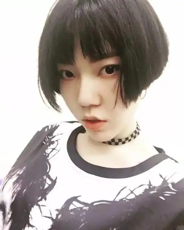 26岁吴莫愁换新发型短发呆萌可爱网友整容了