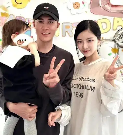 杜淳为2岁女儿庆生,一家三口同框画面温馨