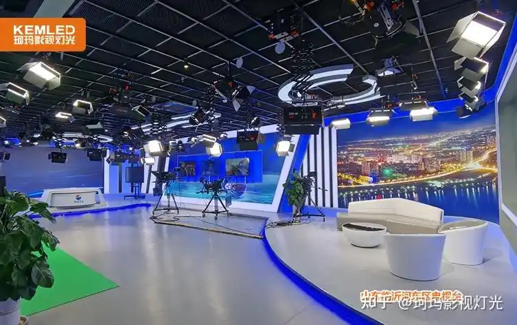 人物访谈,新闻等各种栏目的节目都置于一个演播室,各有自己的布景