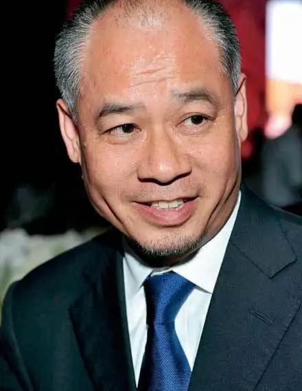 李宁近照,体操男神老了!他的妻子被誉为体操公主,依旧美如少女