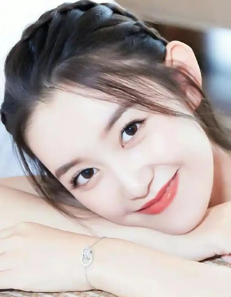 22岁的蒋依依,演技高,形象佳,观众对她的喜爱度不亚于"国民闺女"