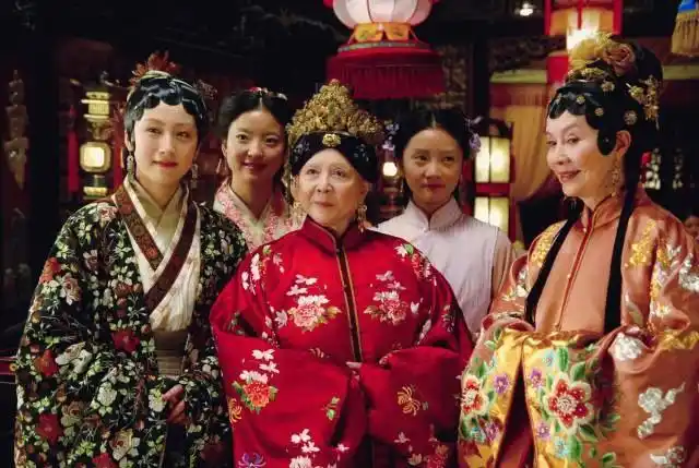 凤姐不识软烟罗,也在暗示贾府青山遮不住的颓势,而贾母的做法正蕴含着