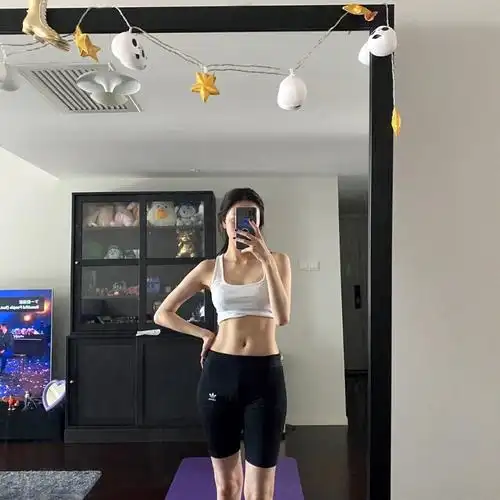 宋妍霏的穿搭# #安利最好的宋妍霏# 早呀姐姐,姐姐滴马甲线