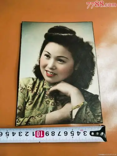 民国彩色美女旗袍半身照一张-老照片-7788票证网