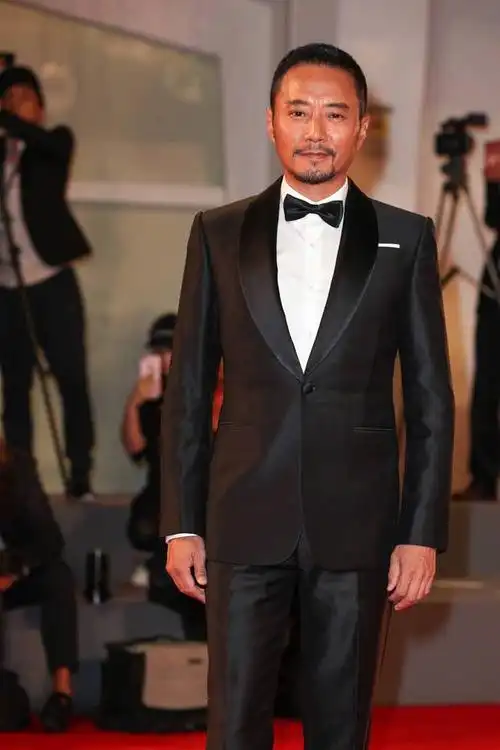 张涵予黑了打高尔夫晒成包公多位明星都栽在户外运动上