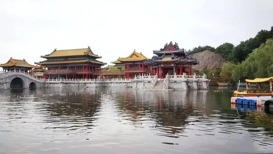 叠石临湖的有"杏花春馆","紫碧山房","湖山连望","一碧万顷"前有山障